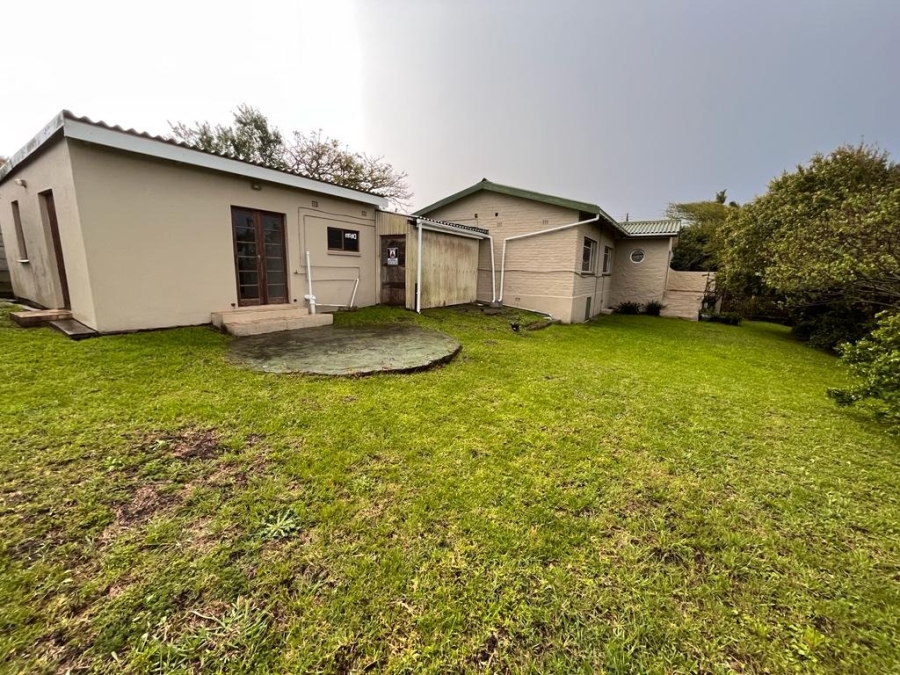 To Let 3 Bedroom Property for Rent in Sunrise On Sea Eastern Cape